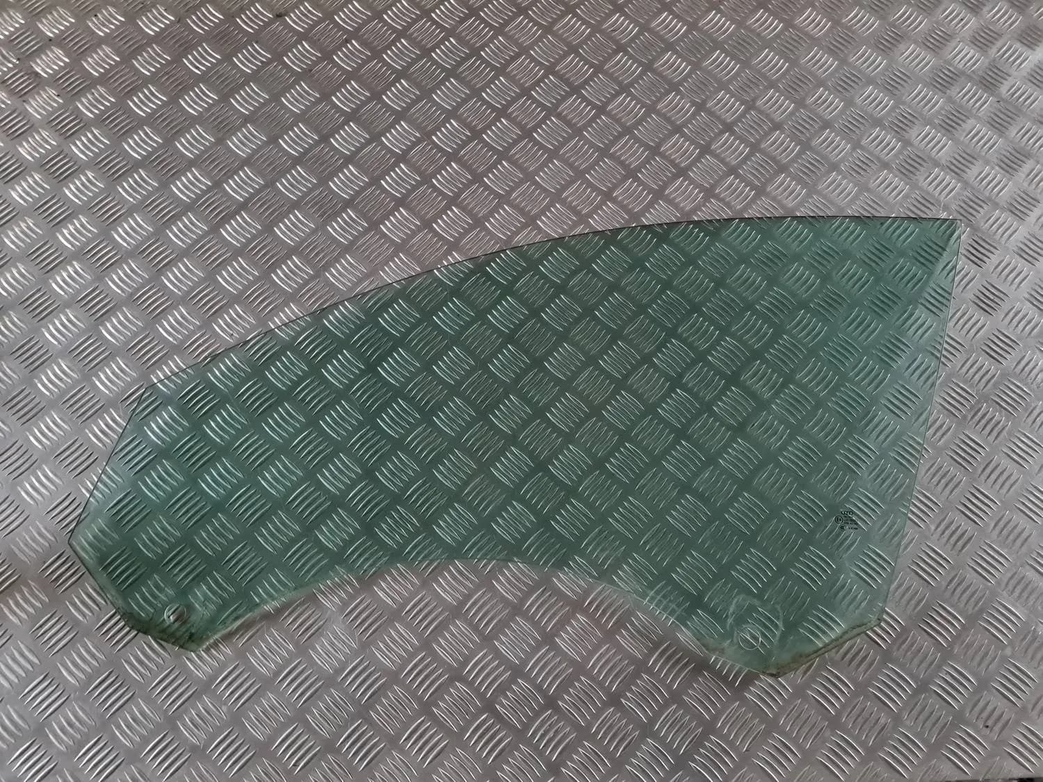 Geamul ușii stânga față AUDI A6 2008 - foto 1
