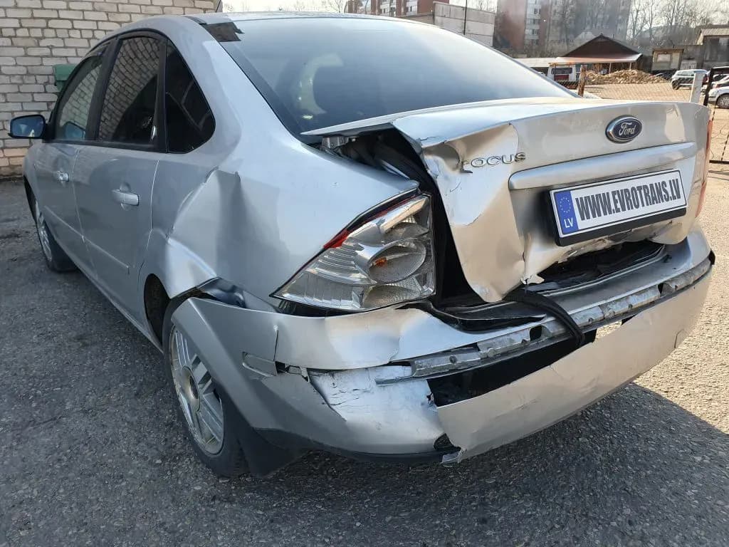Fotografie mașină dezmembrată 3