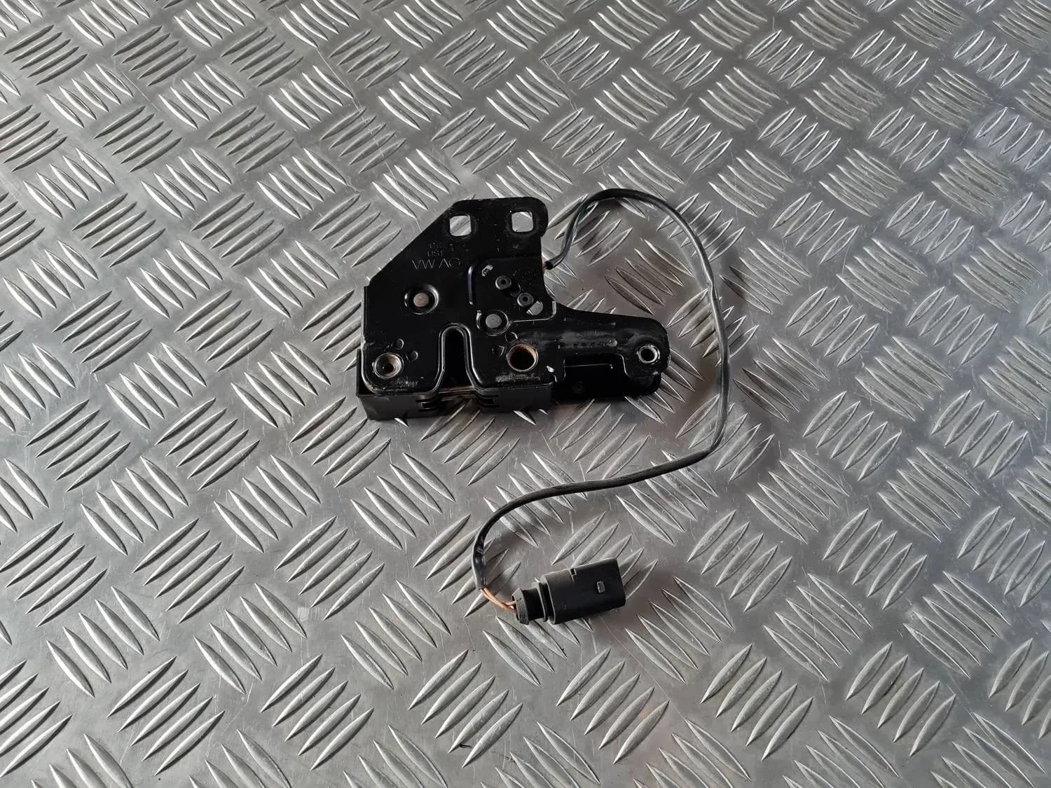 Blocarea capotei AUDI A6 2008 - foto 2