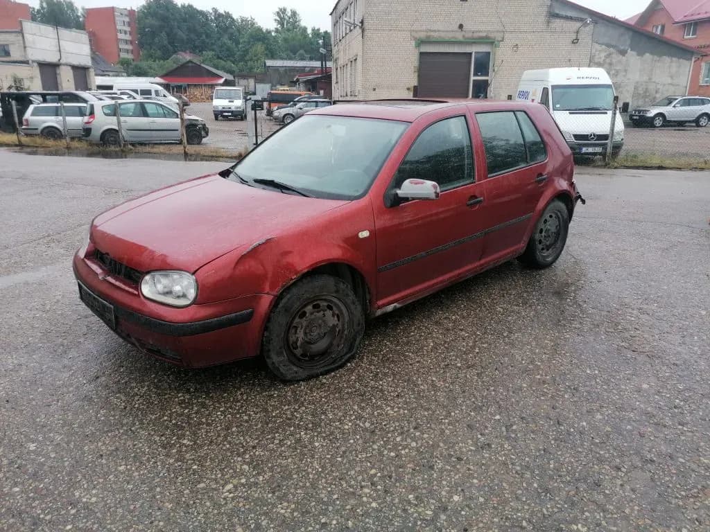 Fotografie mașină dezmembrată 1