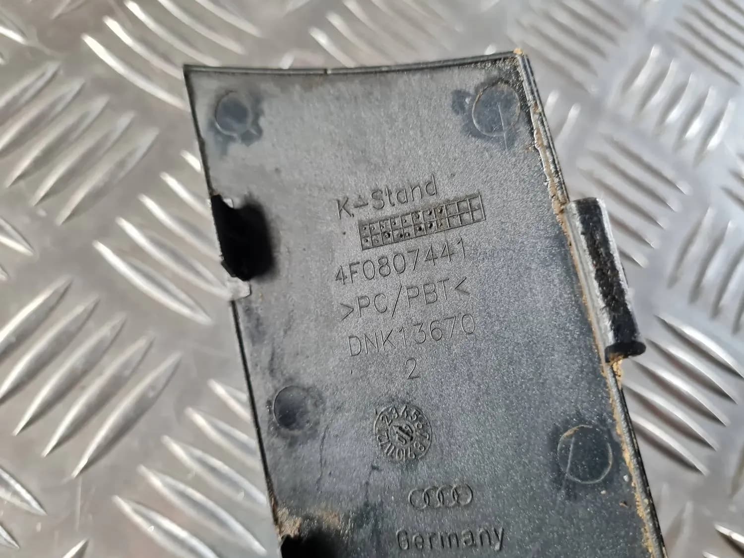 Capac pentru cârligul de remorcare din bara de protecție față AUDI A6 2008 - foto 2