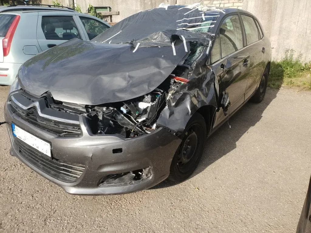 Fotografie mașină dezmembrată 1