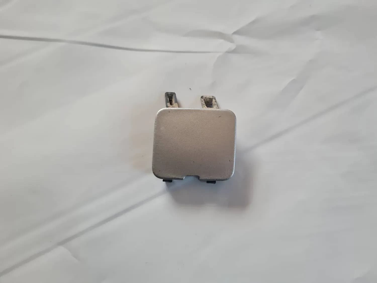 Capac pentru cârligul de remorcare din bara de protecție spate RENAULT SCENIC III 2011 - foto 3