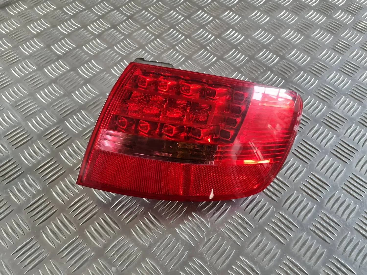 Lampa dreapta spate AUDI A6 2008 - foto 1