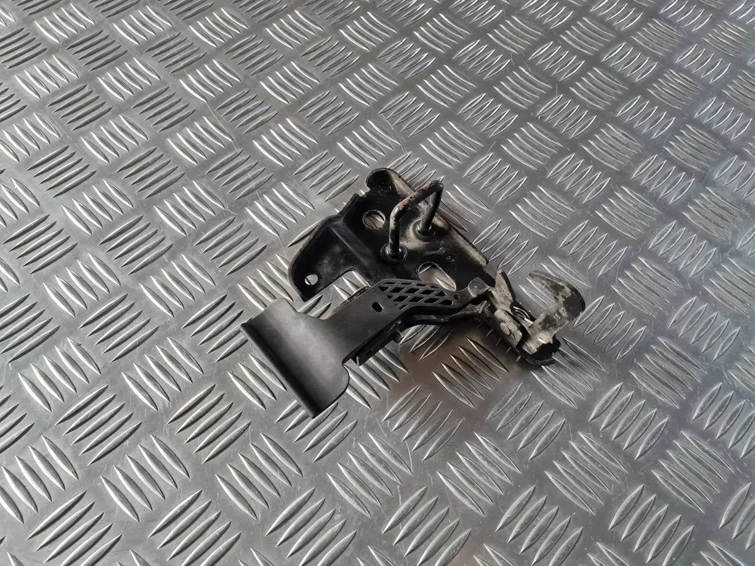 Maneta de eliberare a capotei AUDI A6 2008 - foto 3