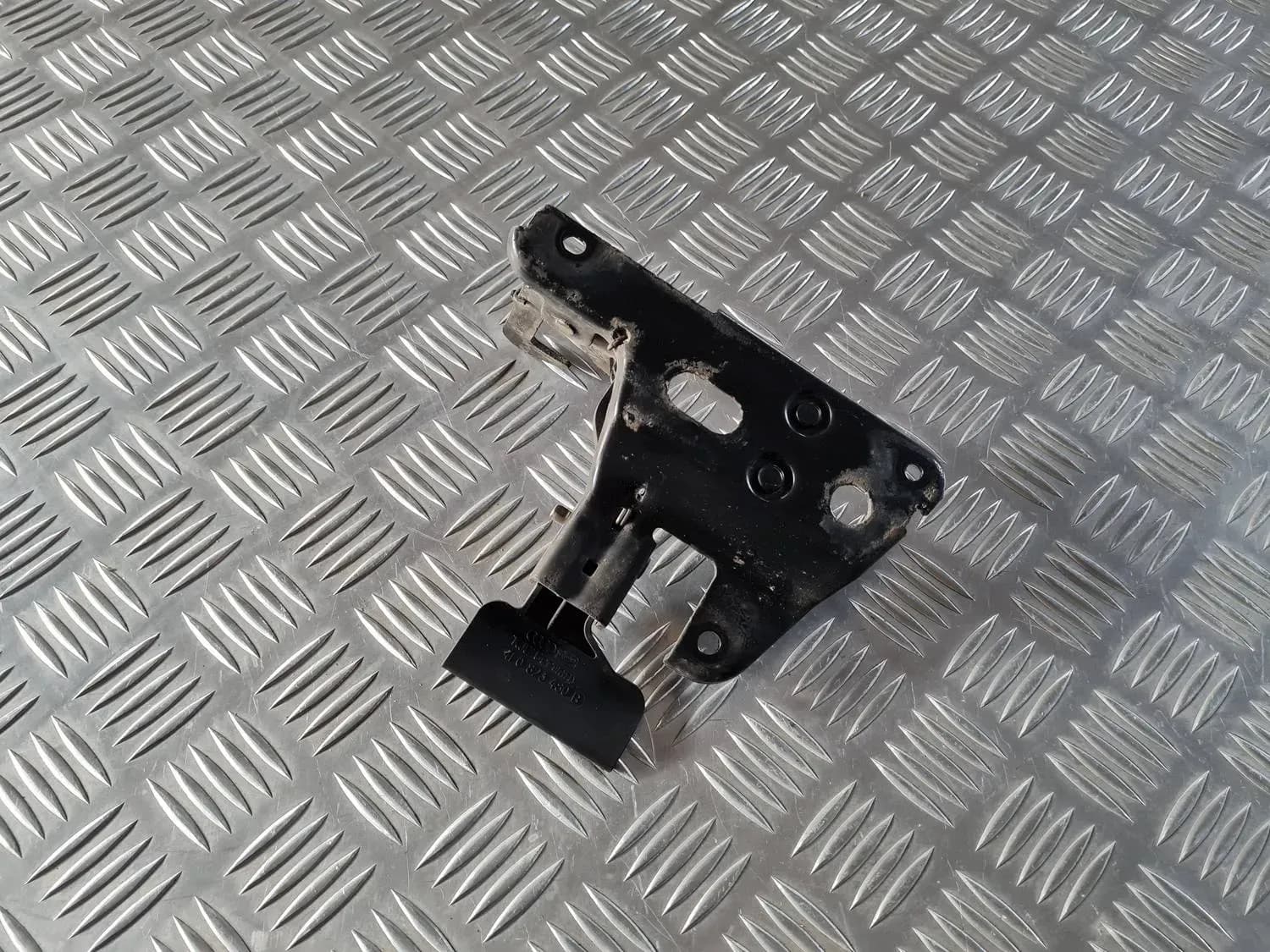 Maneta de eliberare a capotei AUDI A6 2008 - foto 1