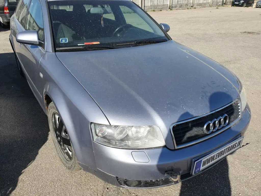 Fotografie mașină dezmembrată 1