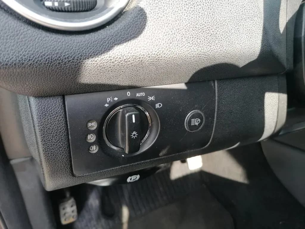 Fotografie mașină dezmembrată 5