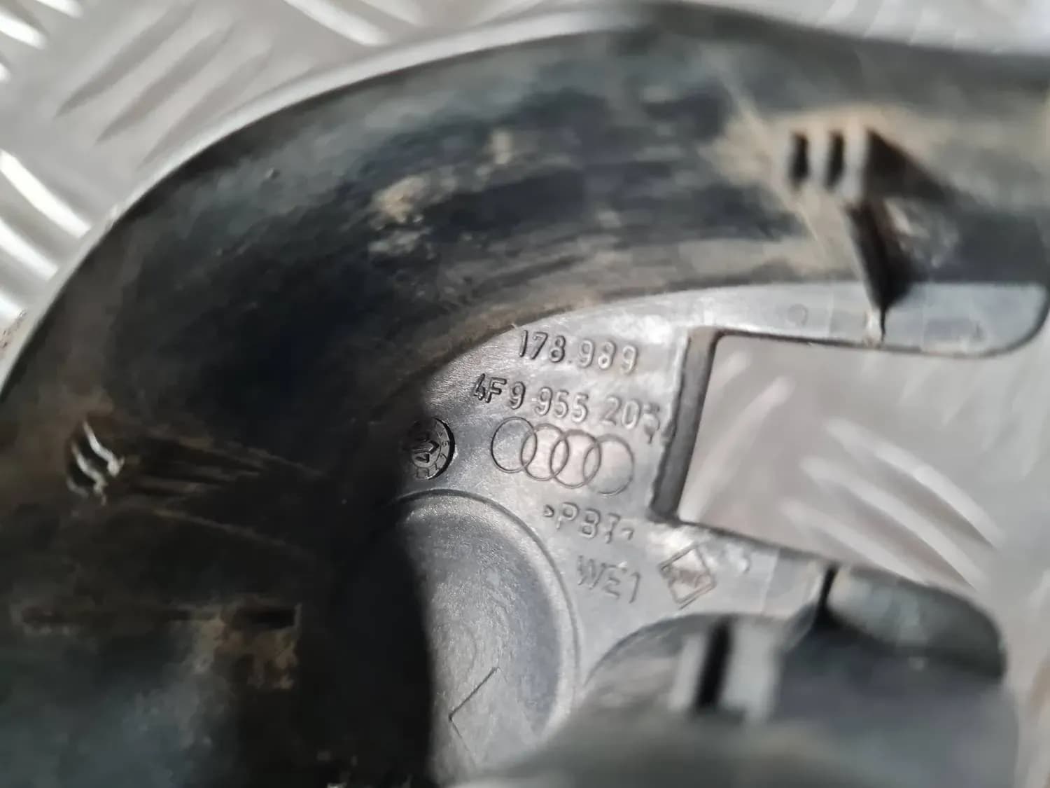 Capac pentru lamela ștergătorului de lunetă AUDI A6 2008 - foto 2