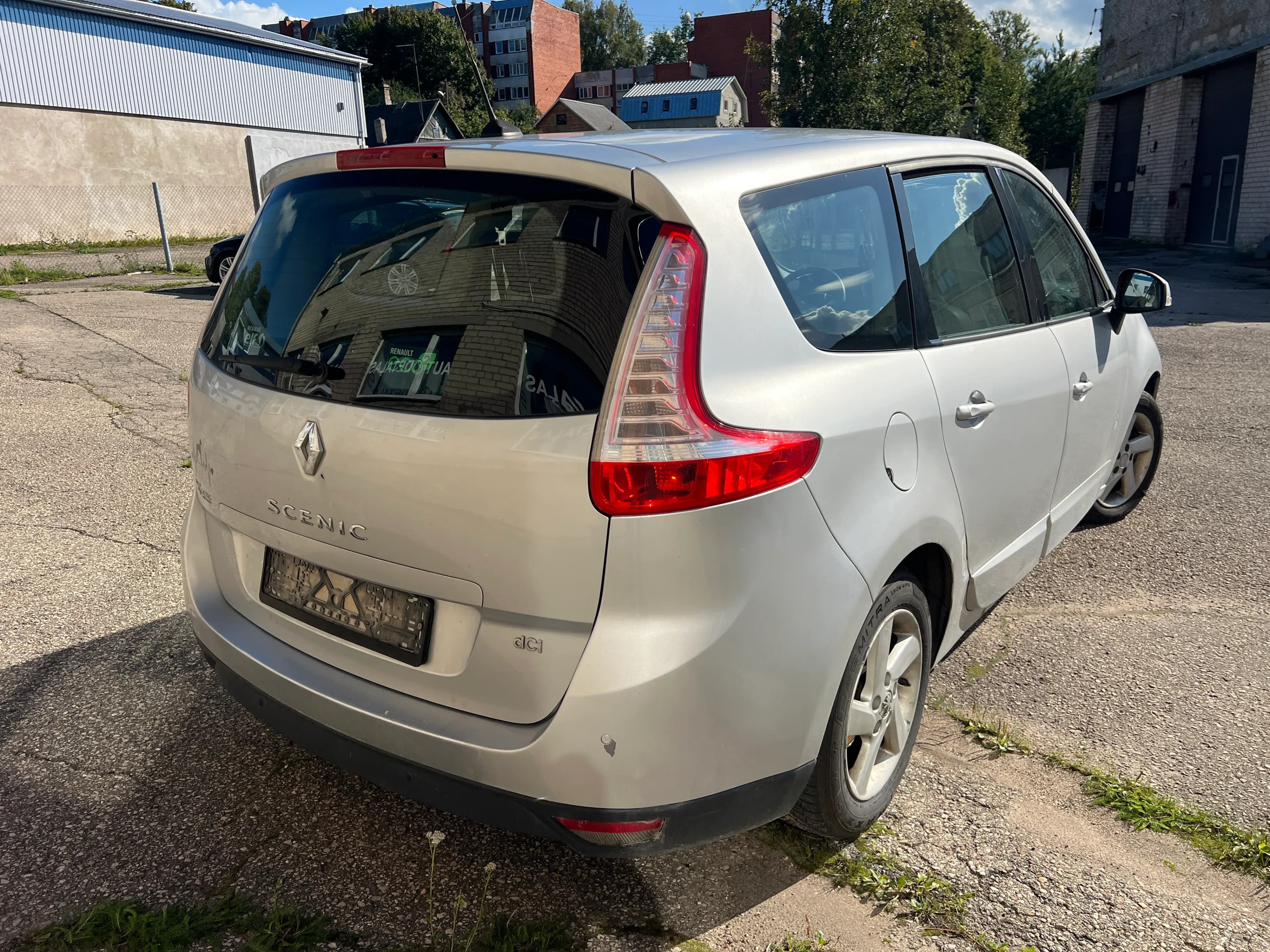Fotografie mașină dezmembrată 1