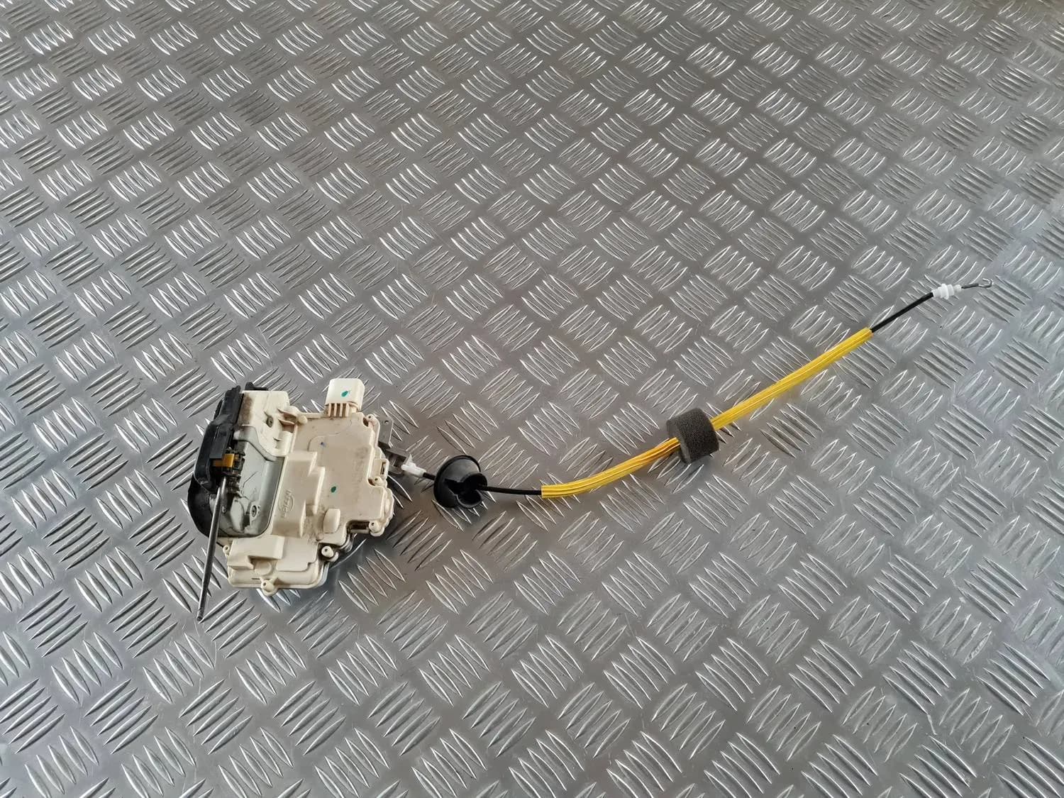 Blocarea ușii stânga spate AUDI A6 2008 - foto 1