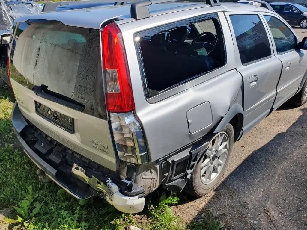 Fotografie mașină dezmembrată 3