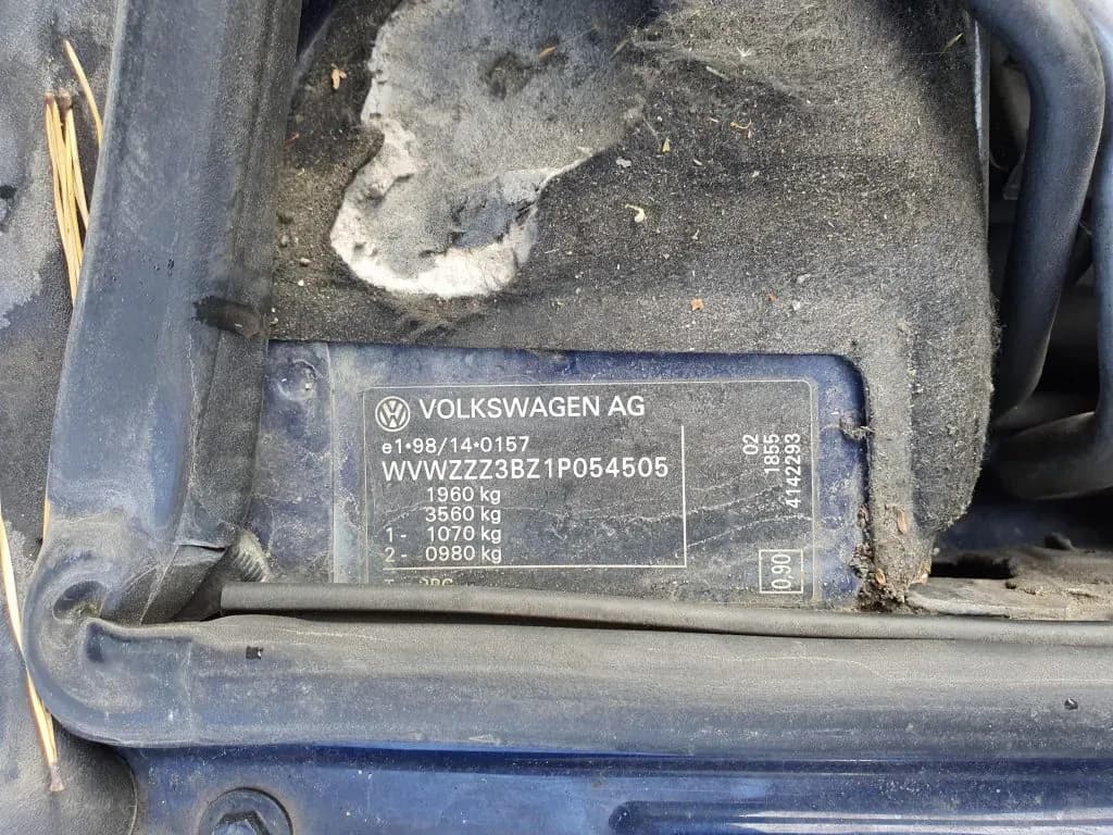 Fotografie mașină dezmembrată 5