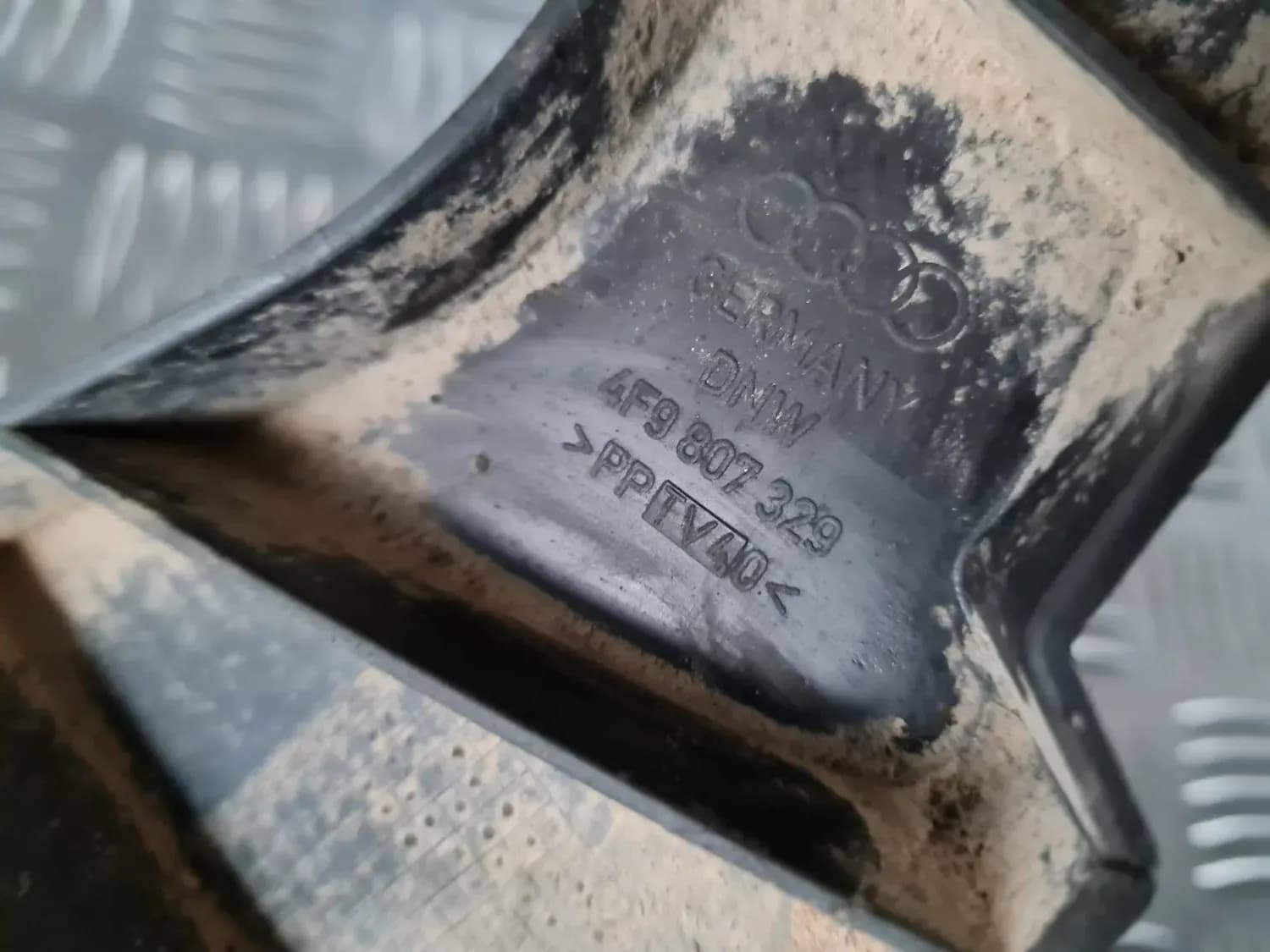 Suport central pentru bara de protecție spate AUDI A6 2008 - foto 2