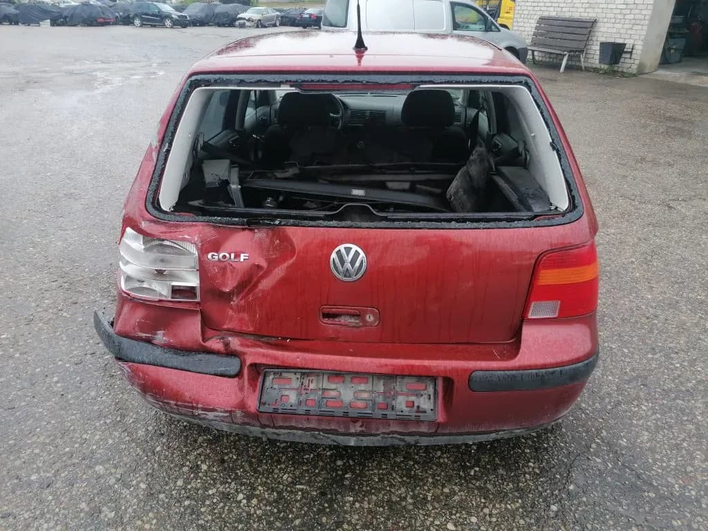 Fotografie mașină dezmembrată 4