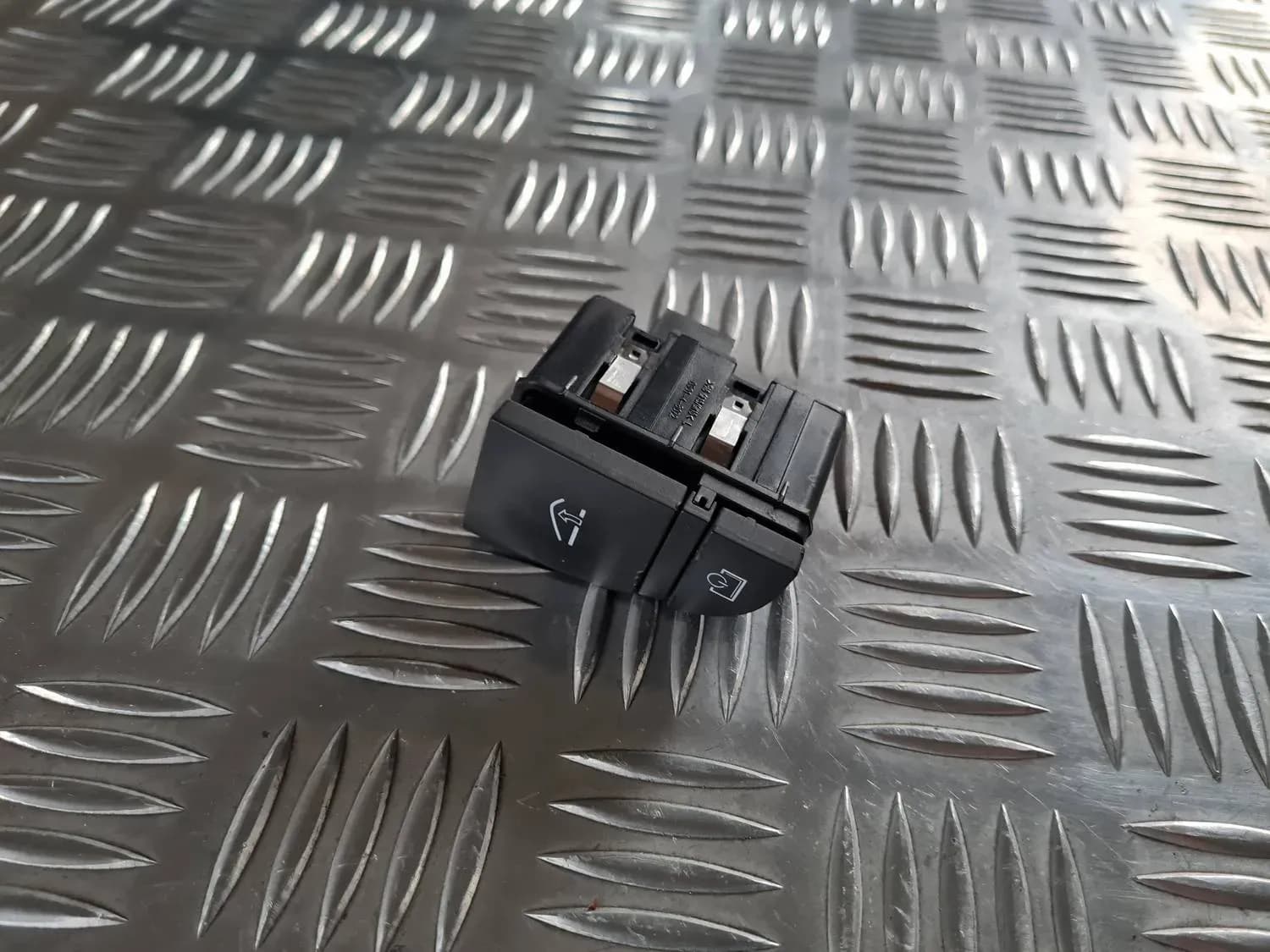 Buton compartiment de depozitare AUDI A6 2008 - foto 1