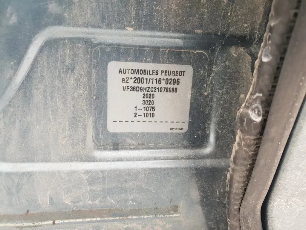 Fotografie mașină dezmembrată 5