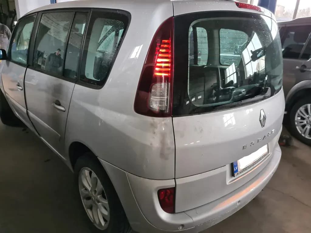 Fotografie mașină dezmembrată 3