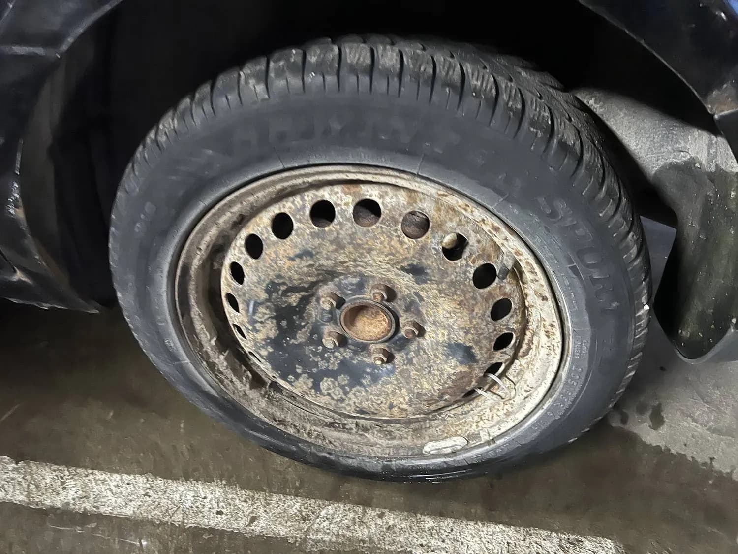 Fotografie mașină dezmembrată 4