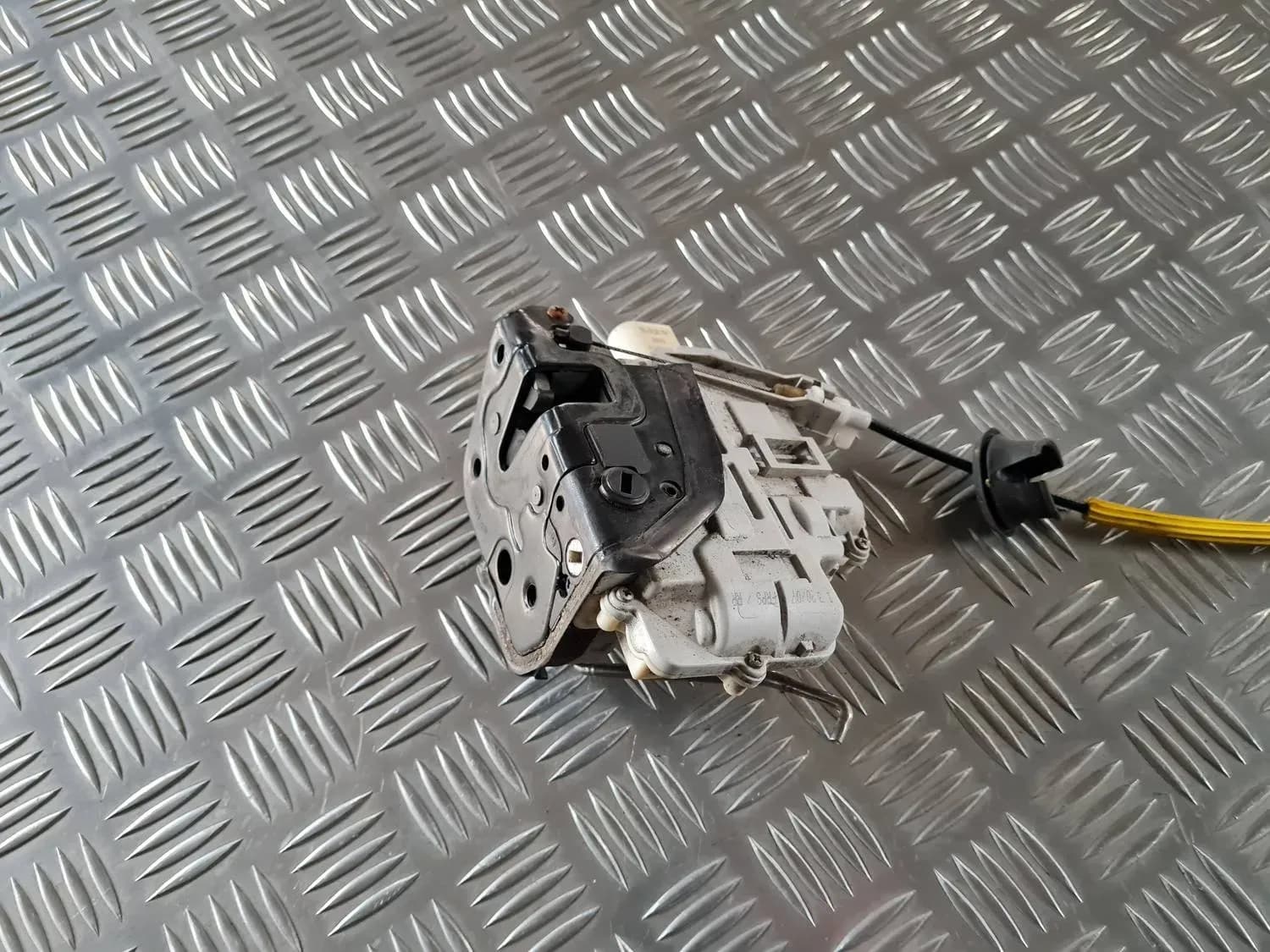 Blocarea ușii dreapta spate AUDI A6 2008 - foto 2