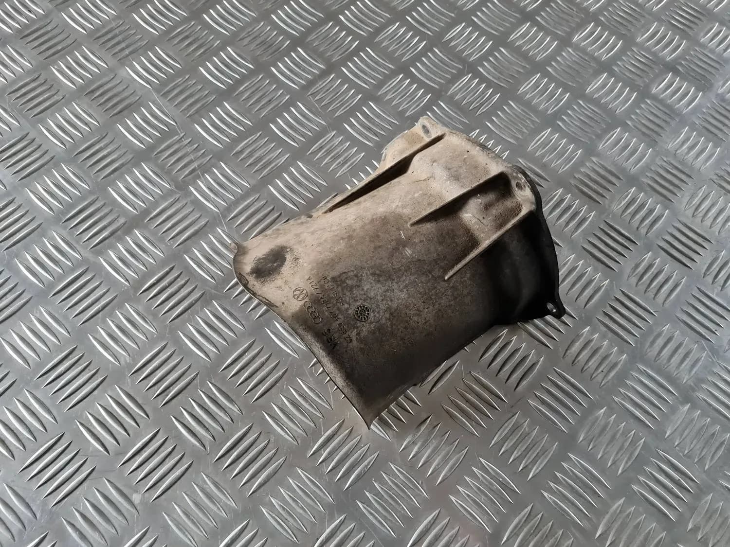 Jumătate de protecție pentru osie AUDI A6 2008 - foto 2