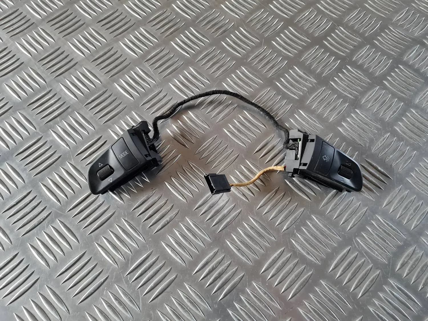 Butonul cârmei AUDI A6 2008 - foto 1