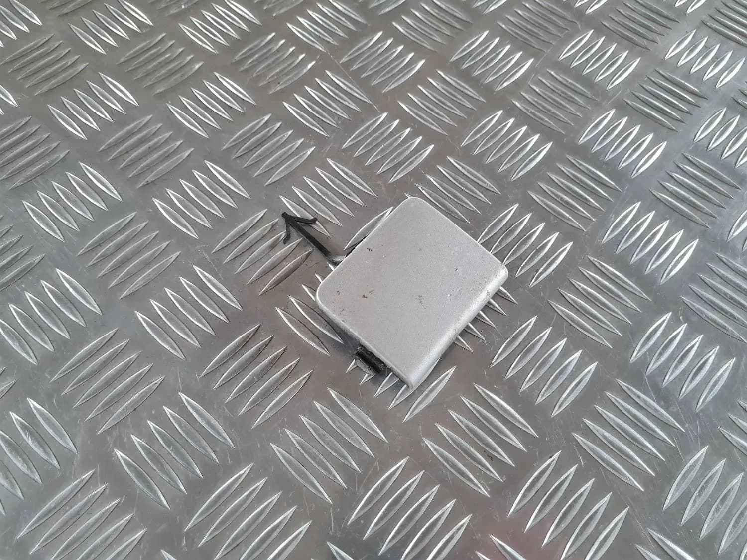 Capac pentru cârligul de remorcare din bara de protecție față RENAULT SCENIC III 2011 - foto 2