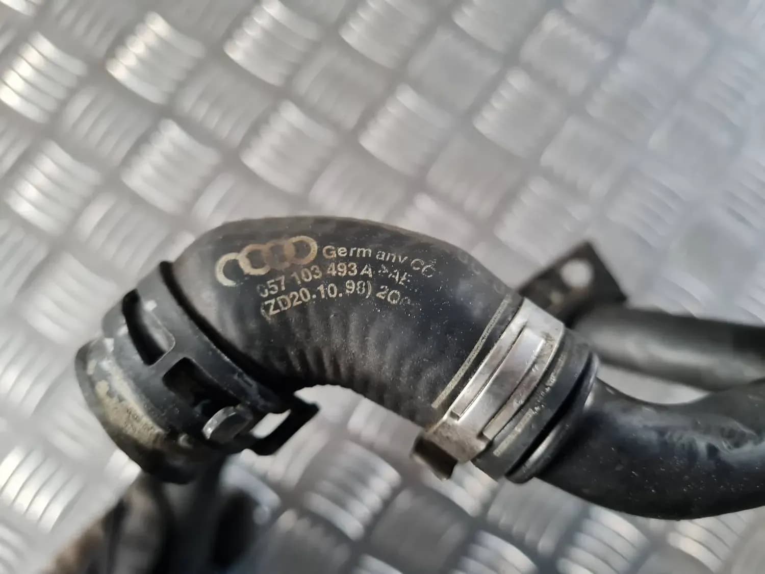 Tub de ventilație a carterului AUDI A6 2008 - foto 2