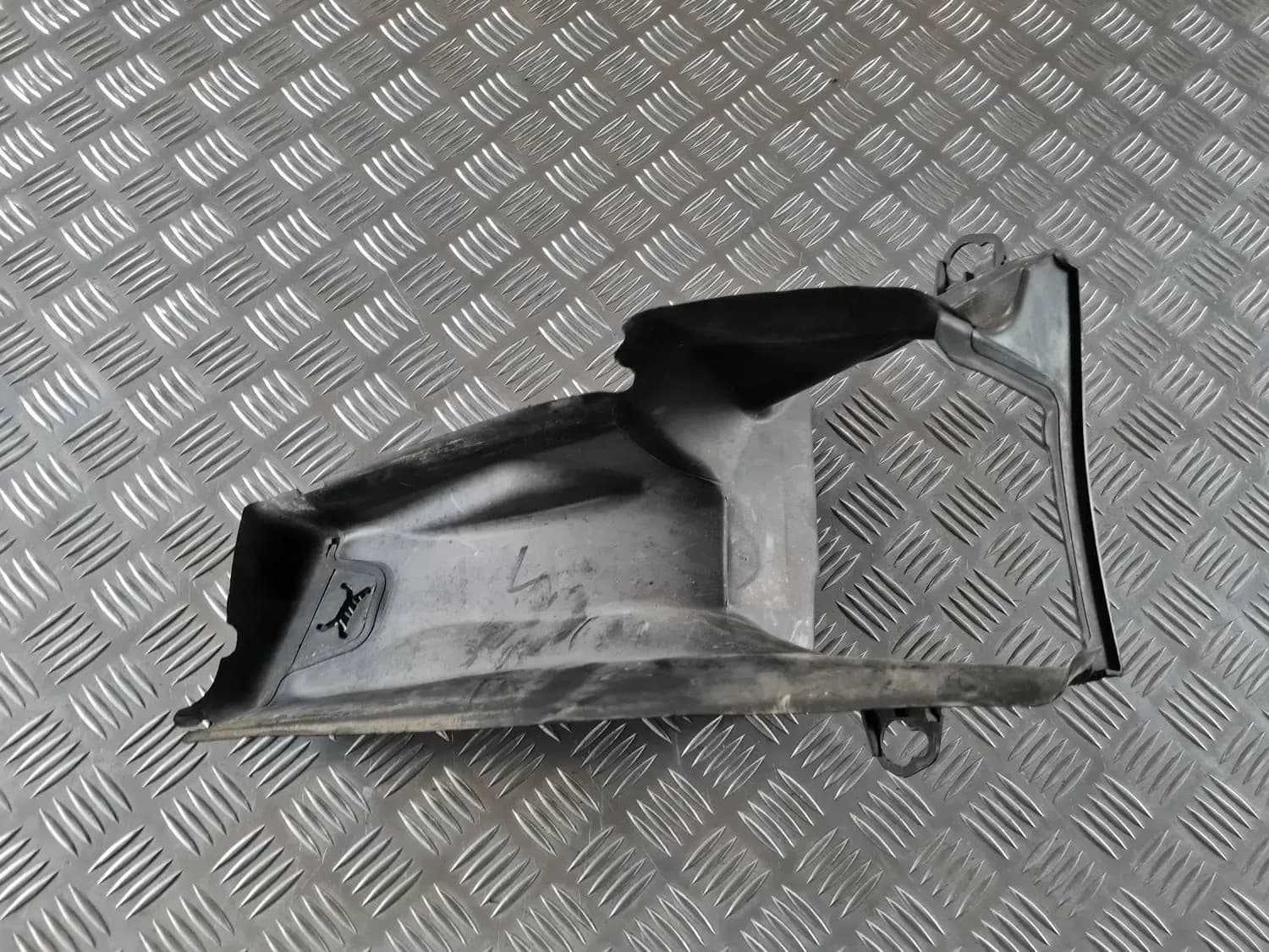 Deflector de aer de admisie, stânga AUDI A6 2008 - foto 1
