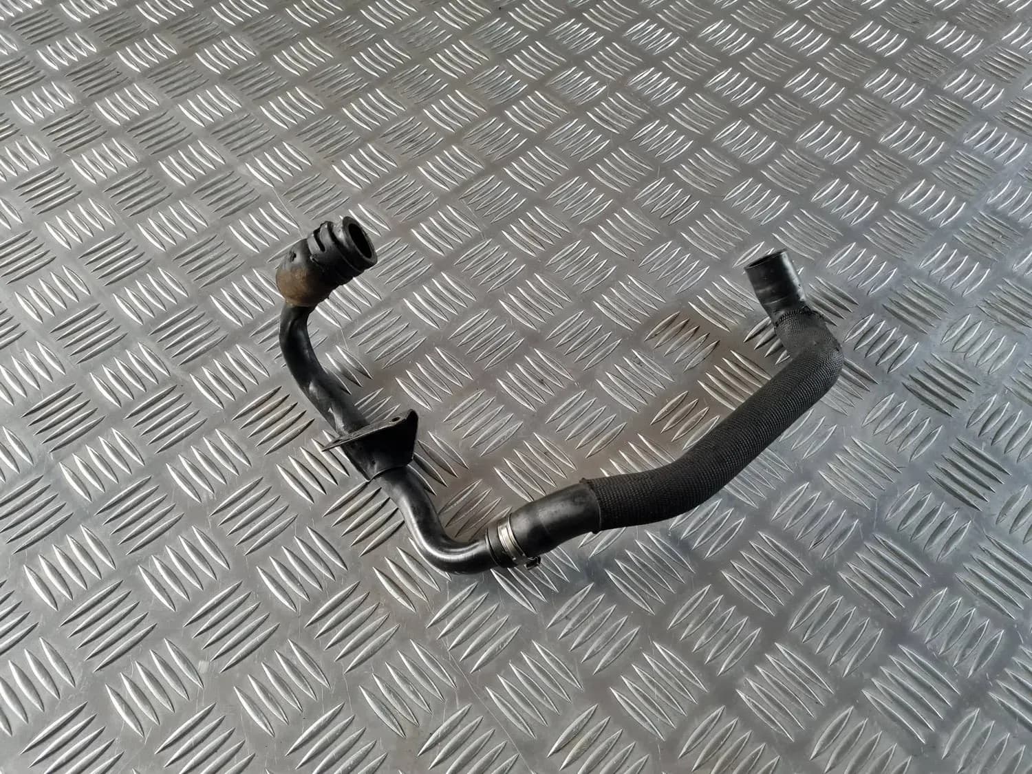 Tub de ventilație a carterului AUDI A6 2008 - foto 1