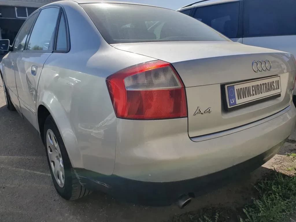 Fotografie mașină dezmembrată 5