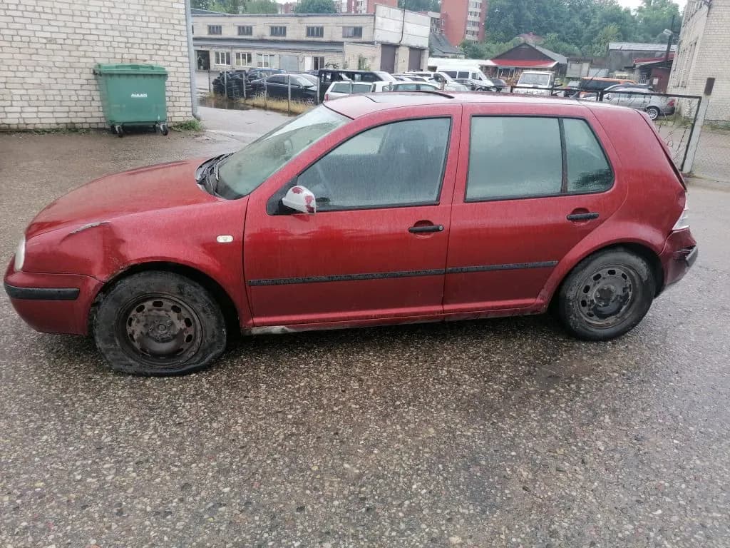 Fotografie mașină dezmembrată 2