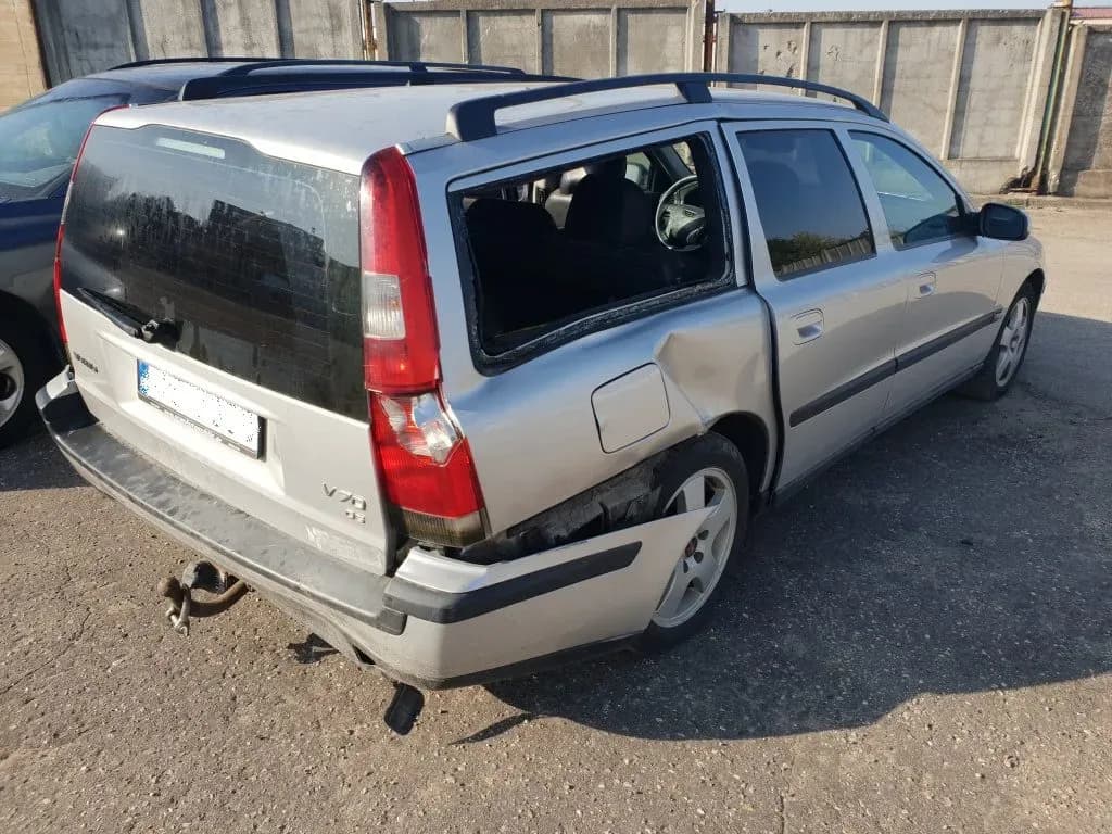 Fotografie mașină dezmembrată 4