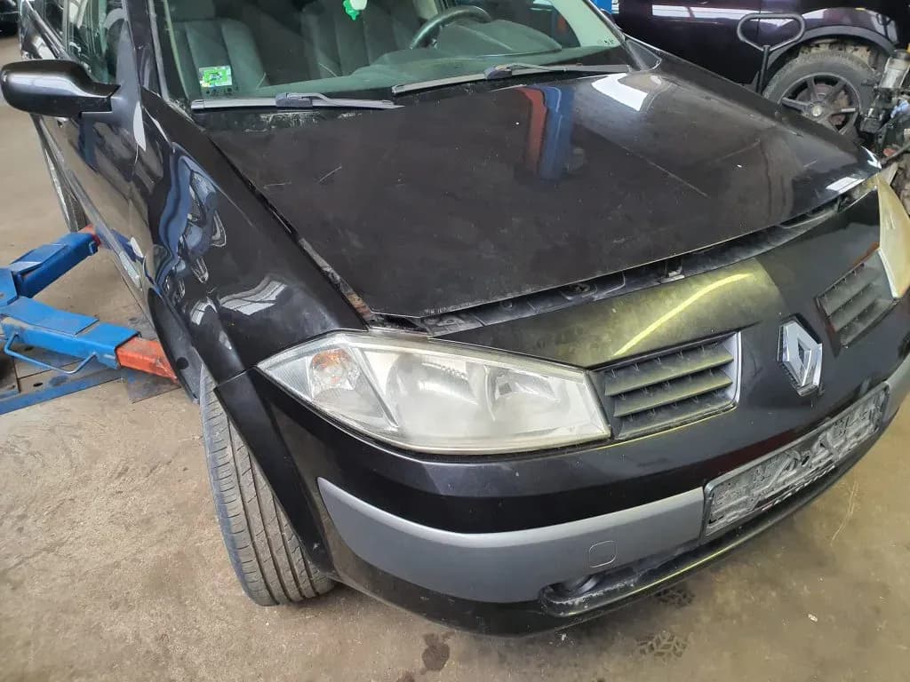 Fotografie mașină dezmembrată 2