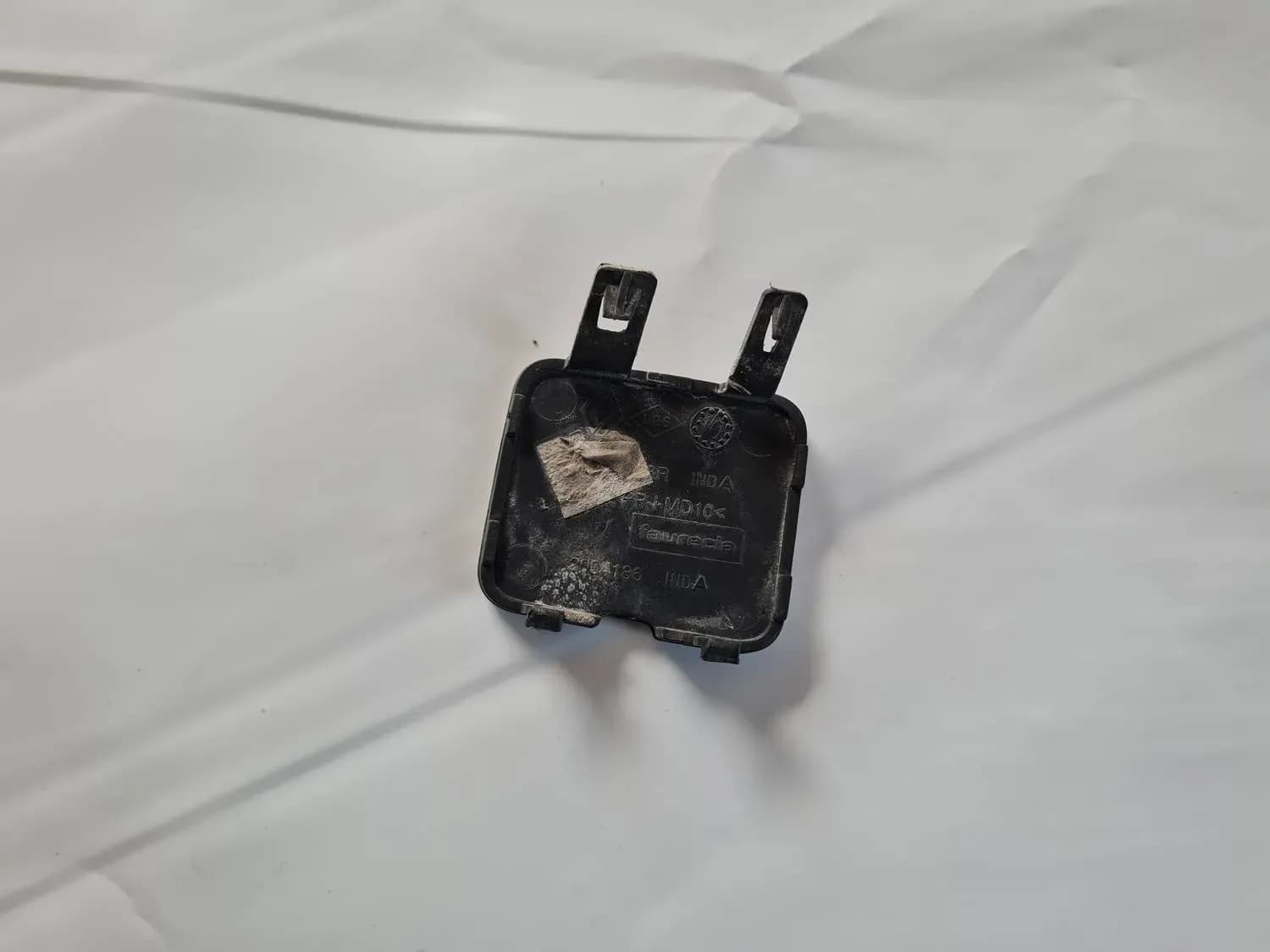 Capac pentru cârligul de remorcare din bara de protecție spate RENAULT SCENIC III 2011 - foto 1