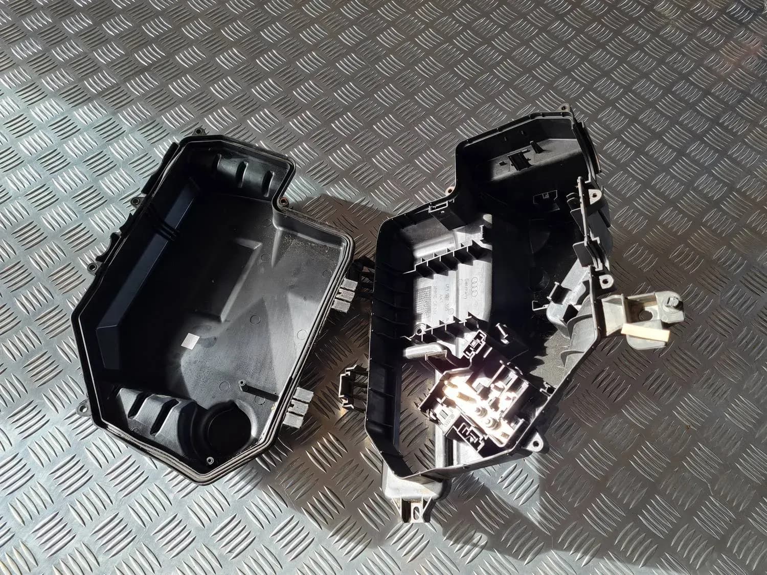 Carcasa cutiei de siguranțe AUDI A6 2008 - foto 4