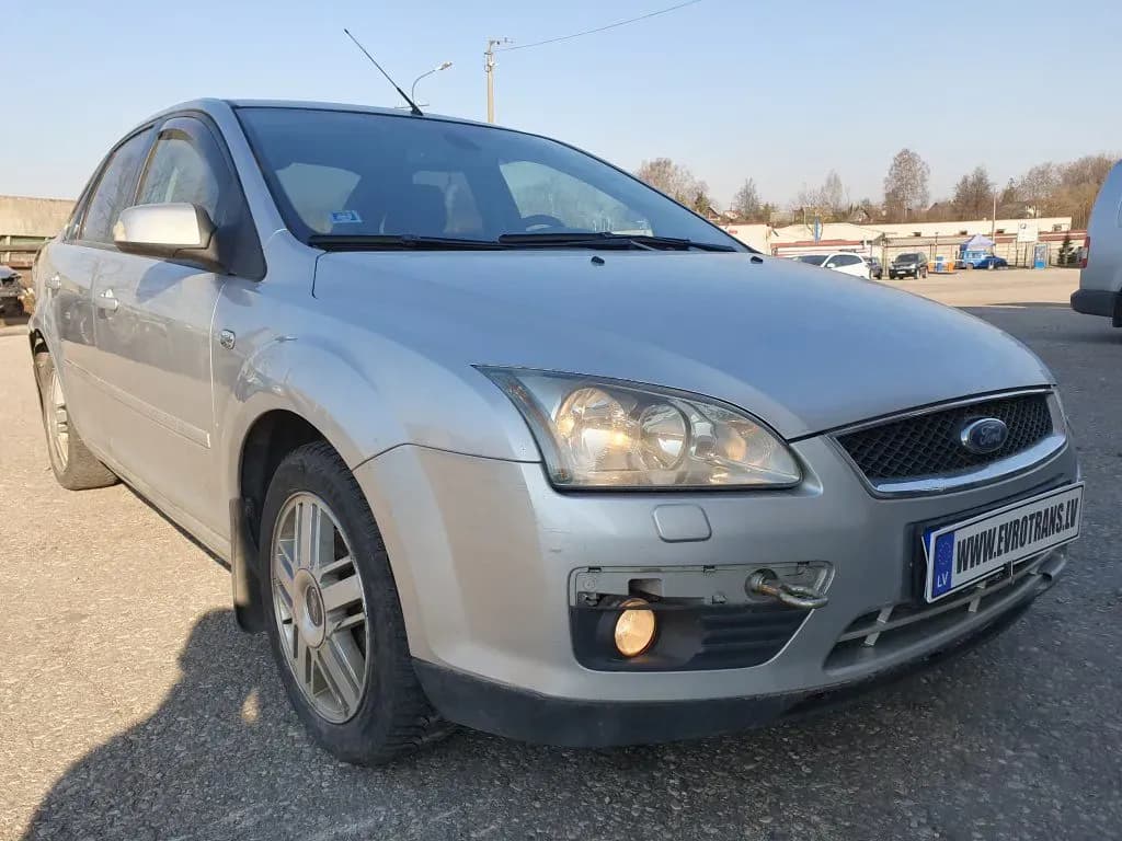 Fotografie mașină dezmembrată 2