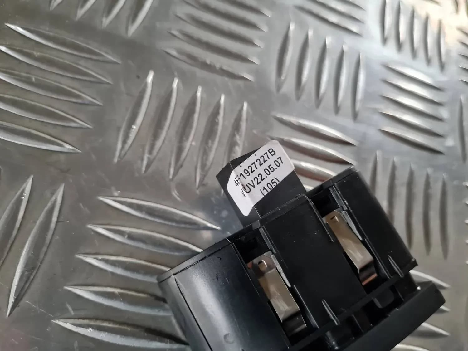 Buton compartiment de depozitare AUDI A6 2008 - foto 3