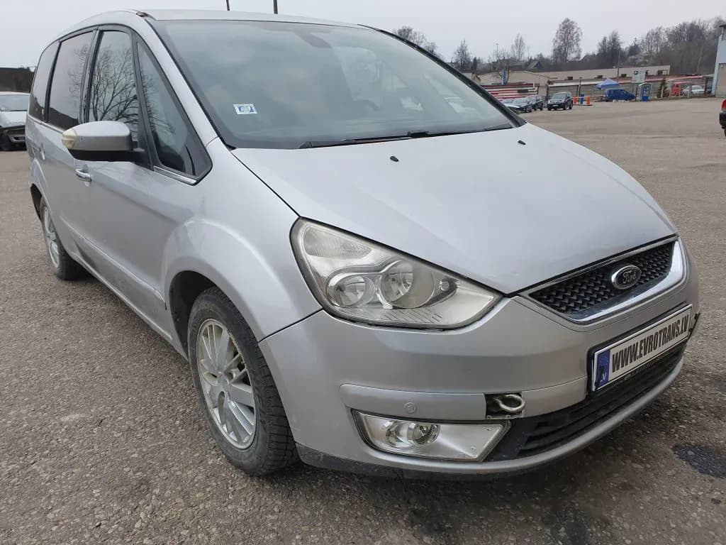 Fotografie mașină dezmembrată 2