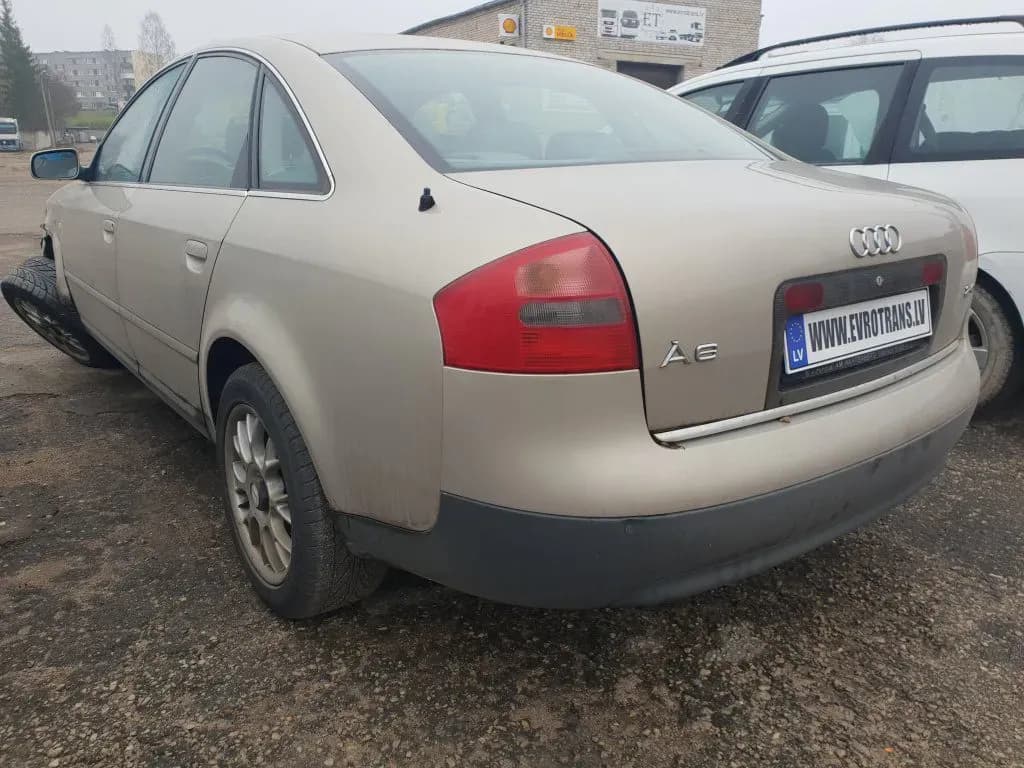 Fotografie mașină dezmembrată 4