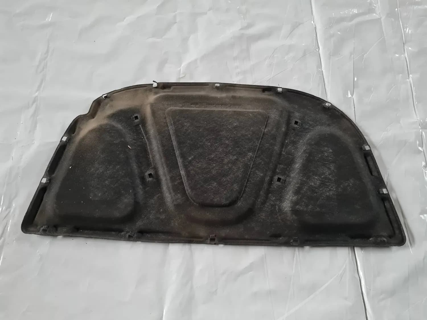 Izolarea fonică a capotei AUDI A6 2008