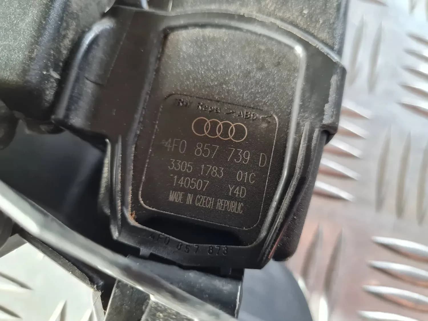 Cataramă dublă pentru centura de siguranță din spate AUDI A6 2008 - foto 4