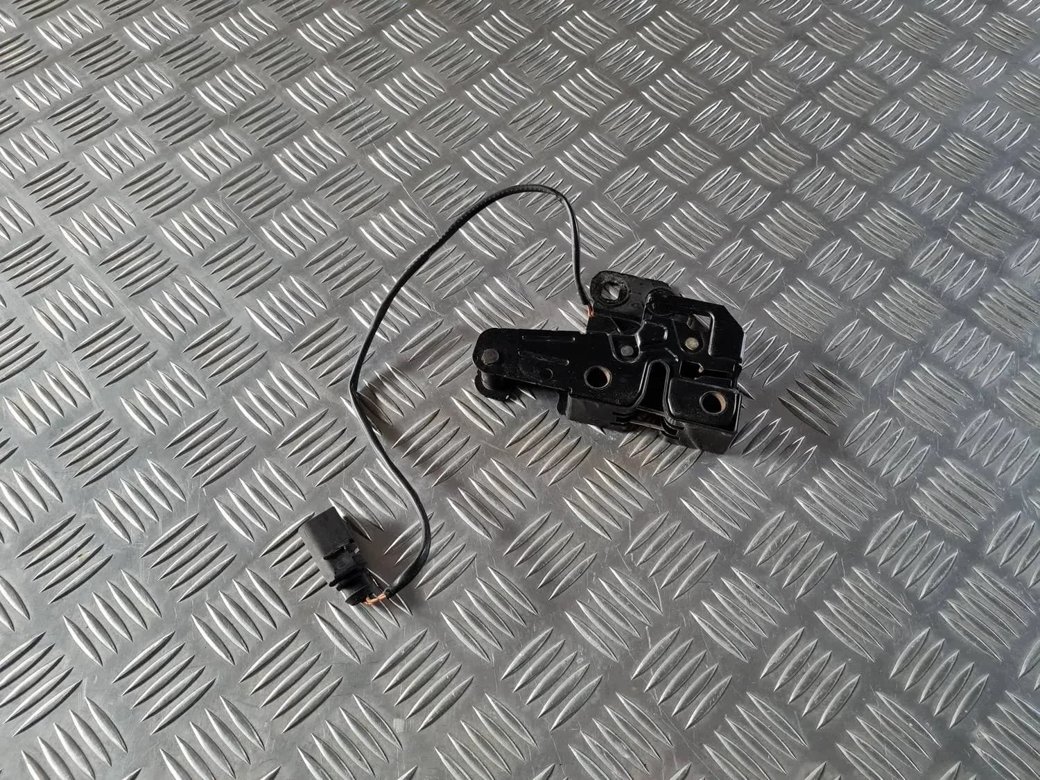 Blocarea capotei AUDI A6 2008 - foto 1