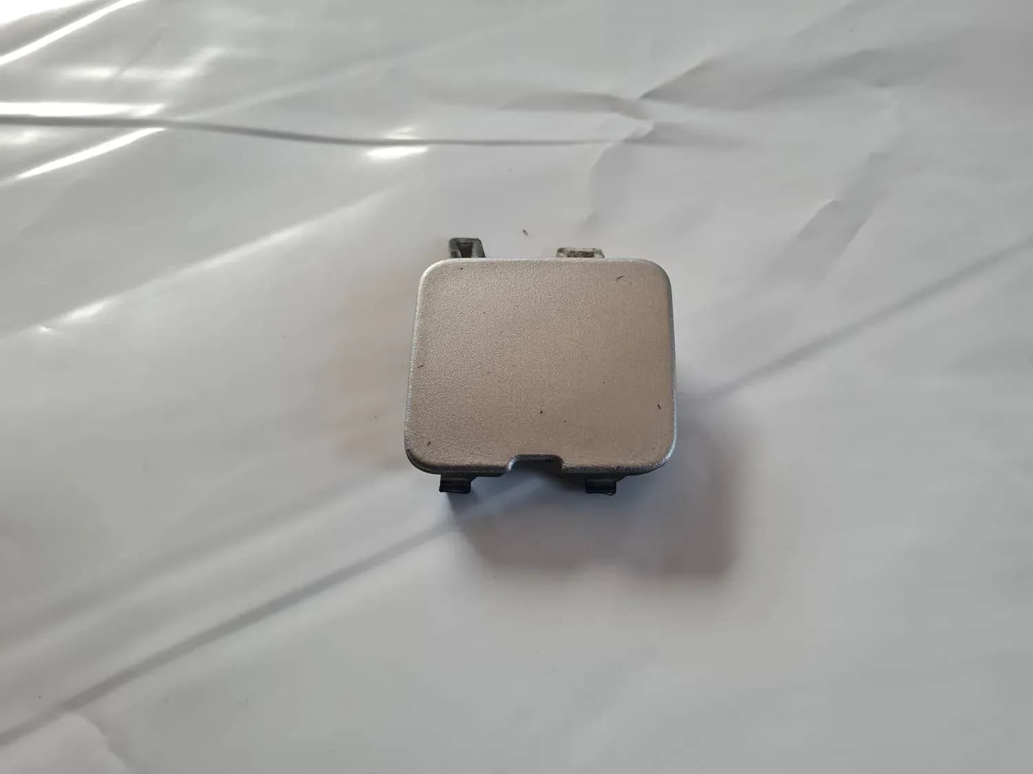 Capac pentru cârligul de remorcare din bara de protecție spate RENAULT SCENIC III 2011 - foto 2
