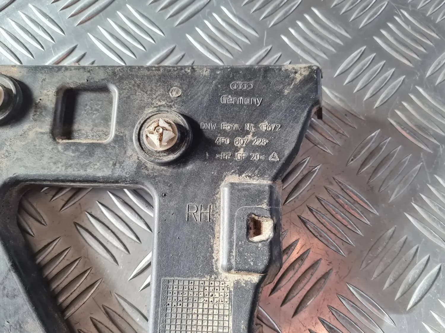 Suportul drept al barei de protecție față AUDI A6 2008 - foto 3