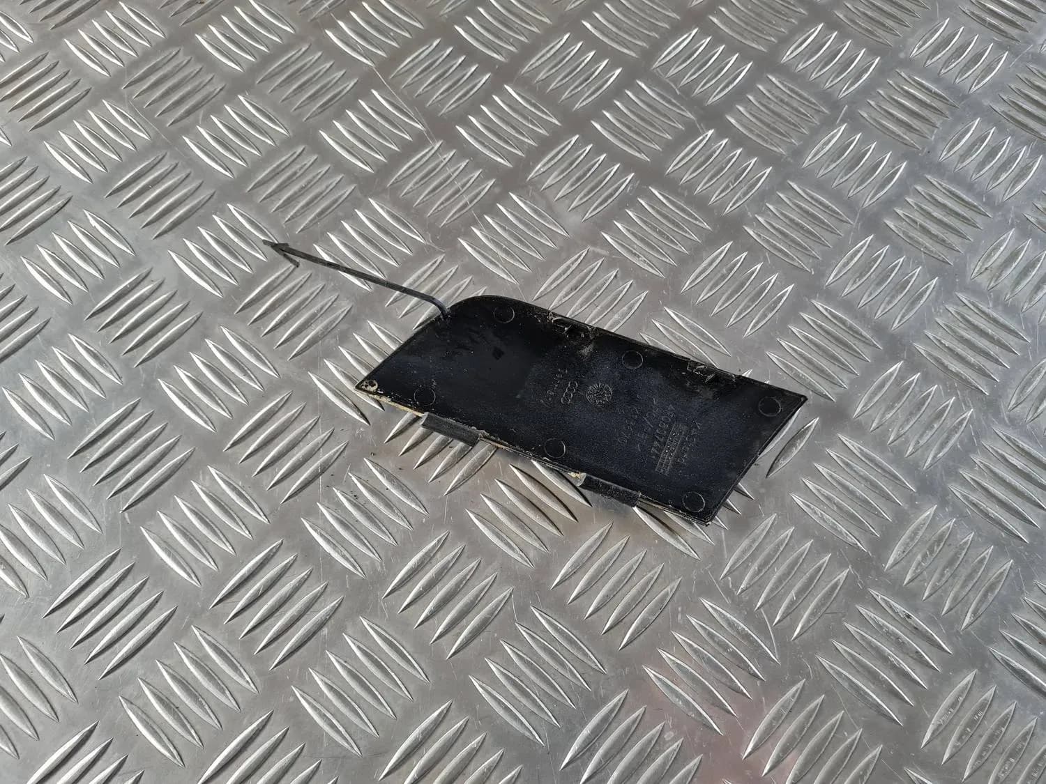 Capac pentru cârligul de remorcare din bara de protecție față AUDI A6 2008 - foto 3