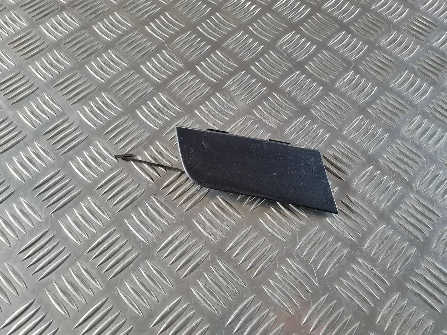 Capac pentru cârligul de remorcare din bara de protecție față AUDI A6 2008 - foto 1