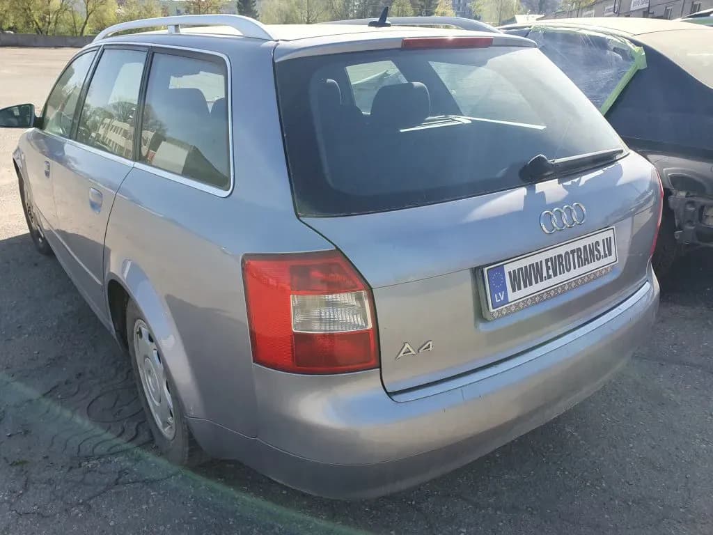 Fotografie mașină dezmembrată 2