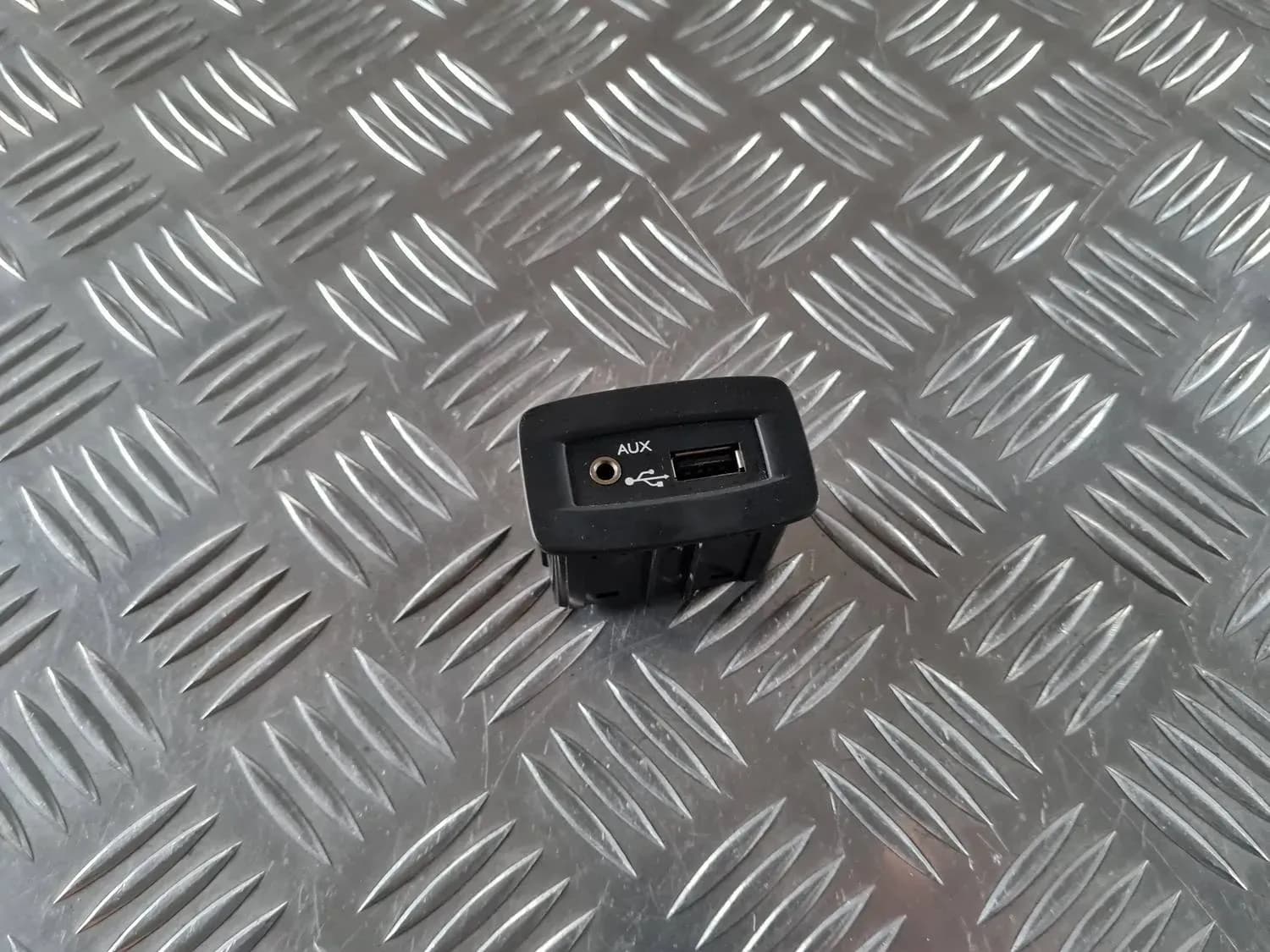 Adaptor USB/AUX RENAULT SCENIC III 2011 - foto 1