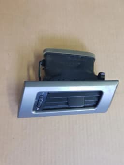 Gura de aerisire a panoului de instrumente, partea dreaptă BMW 520D E60 2006 ENG.